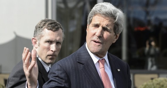 Amerykański sekretarz stanu John Kerry odwołał dzisiejszy powrót do kraju, by zostać w Szwajcarii i kontynuować rozmowy na temat irańskiego programu nuklearnego. Szef dyplomacji USA miał uczestniczyć w Bostonie w uroczystości upamiętniającej Edwarda Kennedy'ego. 