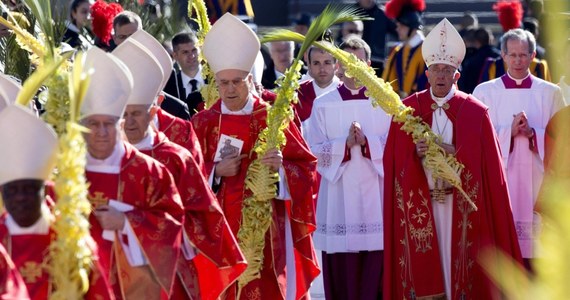 Papież przewodniczył w Niedzielę Palmową uroczystej mszy na placu Świętego Piotra, którą poprzedziła procesja. W homilii przypomniał o losie prześladowanych na świecie chrześcijan. Mówił też, że postawę wierzących musi wyróżniać pokora. 

