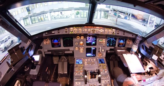 Dramatyczny zapis ostatnich minut lotu Airbusa A320 linii Germanwings. Jak wynika z odczytu nagrań z czarnej skrzynki kapitan samolotu, próbując dostać się do kokpitu krzyczał do drugiego pilota, Andreasa Lubitza: „Otwórz te cholerne drzwi”. Zapis opublikował dzisiejszy „Bild”.