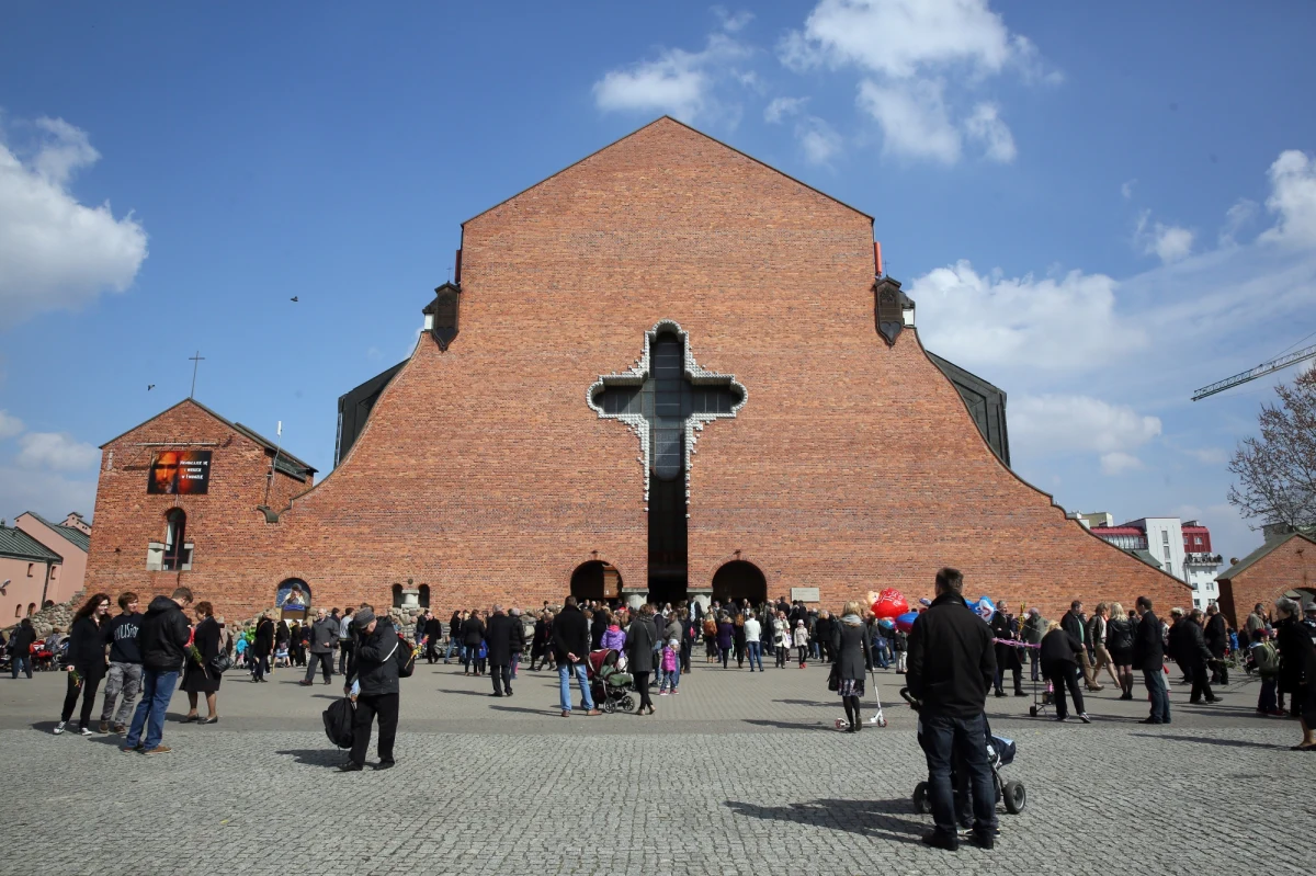 "Kapłani mówią raczej, o poniedziałku Wielkiego Tygodnia, a nie o Wielkim Poniedziałku. Podobnie jest z wtorkiem i środą. Te dni mają charakter wprowadzający do tego, co będziemy przeżywali" - mówi w rozmowie z RMF FM dominikanin, ojciec Stanisław Tasiemski. W liturgii chrześcijańskiej jest to drugi dzień Wielkiego Tygodnia. 