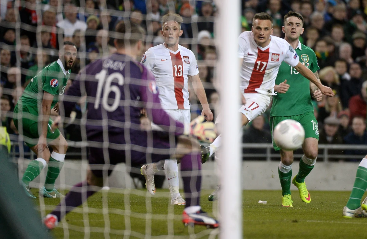 Polska zremisowała w Dublinie z Irlandią 1:1 (1:0) w meczu eliminacji piłkarskich mistrzostw Europy. Biało-czerewoni prowadzili od 26. minuty po golu Sławomira Peszki. Wyrównał w pierwszej minucie doliczonego przez sędziego czasu gry Shane Long.