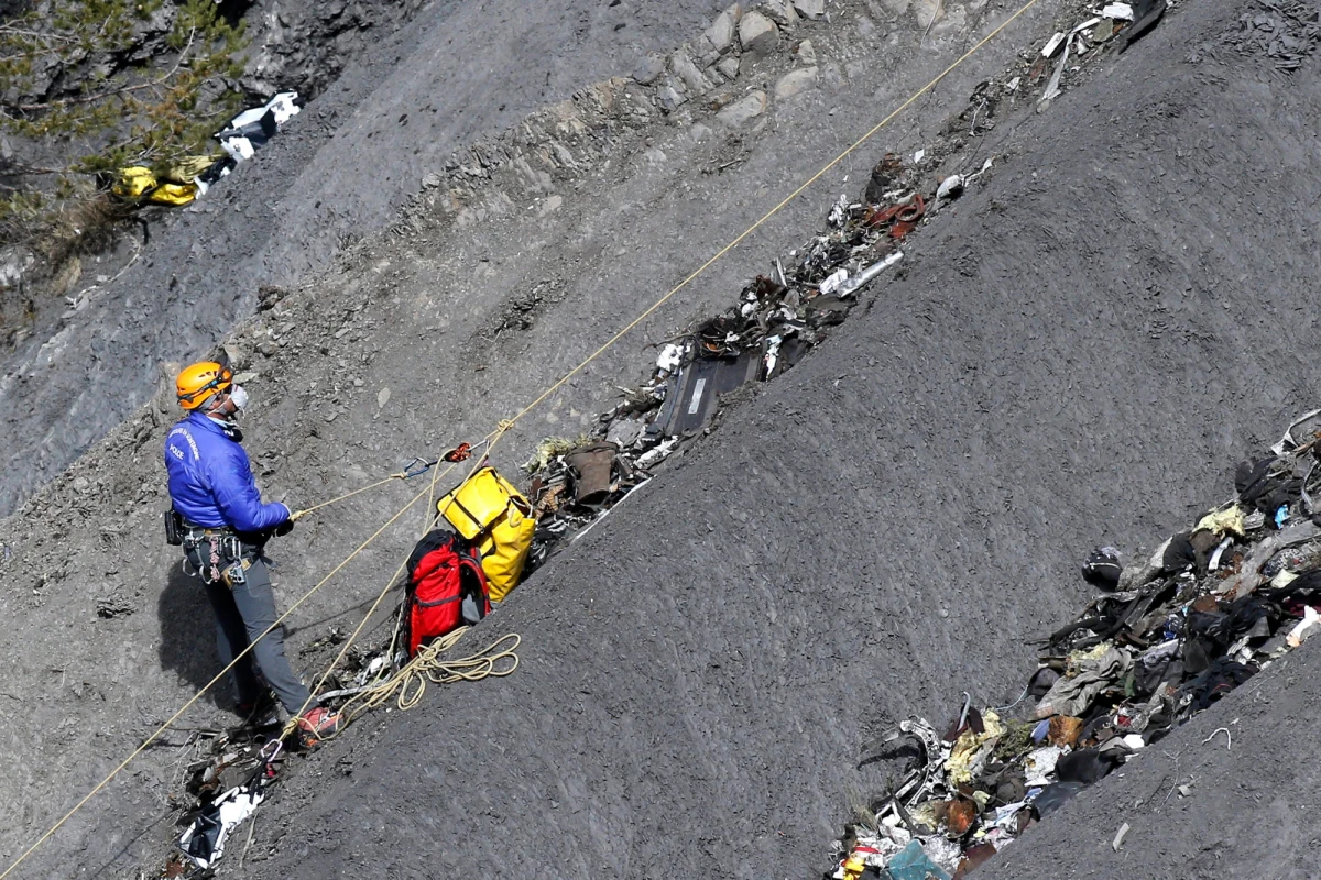 Poszukiwania drugiej czarnej skrzynki Airbusa linii Germanwings, który rozbił się we francuskich Alpach, stało się priorytetem przeczesujących miejsce tragedii ekspertów i żandarmów. Francuscy specjaliści sugerują, że bez niej nie można stuprocentowo potwierdzić hipotezy, że powodem tragedii było celowe rozbicie samolotu przez niemieckiego pilota Andreasa Lubitza. Zginęło 150 osób. 