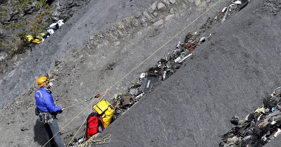 Poszukiwania drugiej czarnej skrzynki Airbusa linii Germanwings, który rozbił się we francuskich Alpach, stało się priorytetem przeczesujących miejsce tragedii ekspertów i żandarmów. Francuscy specjaliści sugerują, że bez niej nie można stuprocentowo potwierdzić hipotezy, że powodem tragedii było celowe rozbicie samolotu przez niemieckiego pilota Andreasa Lubitza. Zginęło 150 osób. 