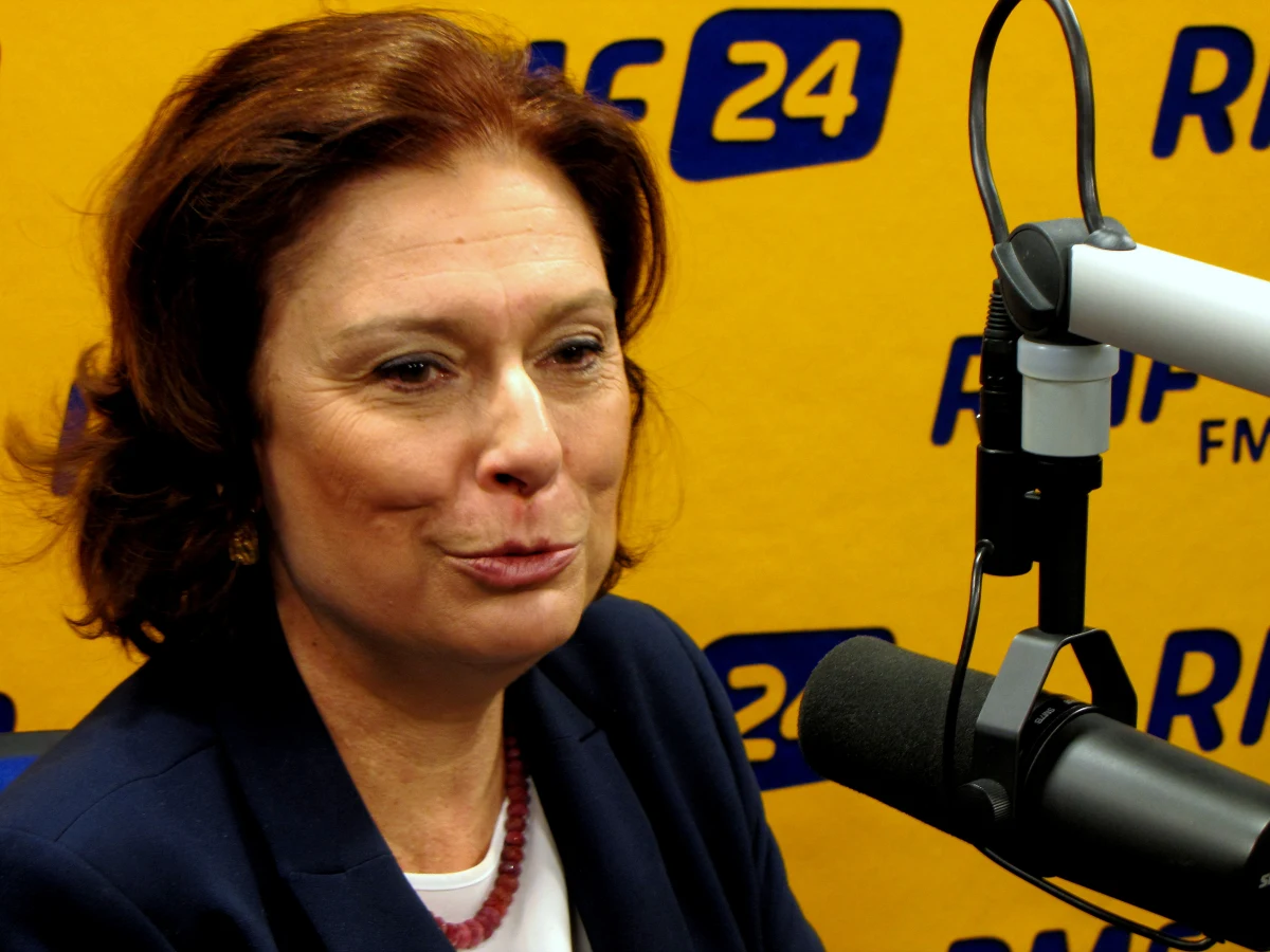 "Mówienie o tym, że wprowadzenie euro to będzie drożyzna, straszenie i spoty, to niedorzeczność i oszukiwanie ludzi" - mówi w Kontrwywiadzie RMF FM rzecznik rządu Małgorzata Kidawa-Błońska. "To jest populistyczne straszenie euro, tym bardziej, że sam Duda mówi, że kiedyś do tego euro dojdziemy" - dodaje. Zdaniem rzecznik rządu wspólna unijna waluta to dobry temat, ale na kampanię parlamentarną, a nie prezydencką, bo "to w parlamencie musi być większość, która stwierdzi, że przyjęcie jest bezpieczne". Według Kidawy-Błońskiej, do 2019 roku Polska nie wejdzie do strefy euro. "Kiedyś myśleliśmy, że przyjęcie euro będzie dużo prostsze. Na to potrzeba jeszcze czasu" - ocenia. "Dla naszej gospodarki euro to dodatkowa gwarancja bezpieczeństwa. Warto myśleć o tym i nie warto straszyć" - mówi rzecznik rządu.