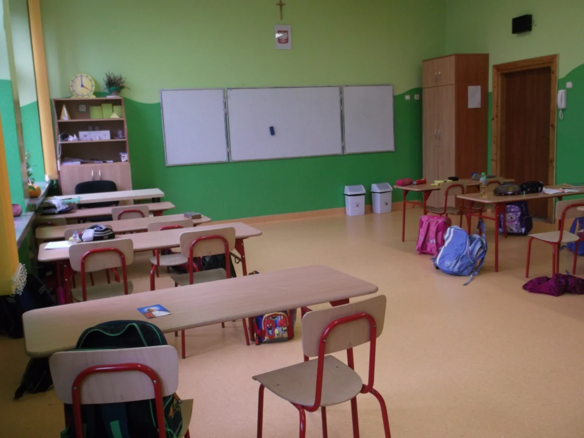 "W całej Europie dzieci zaczynają wcześniej chodzić do szkoły. Szkoła to nie jest kompania karna" - mówi rzecznik rządu Małgorzata Kidawa-Błońska, pytana przez słuchaczy RMF FM o 6-latki w szkołach. "Dla wielu dzieci wcześniejsze pójście do szkoły to wyrównania szans na przyszłość, bo nie każde środowisko rodzinne pozwala dzieciom dobrze się rozwijać" - dodaje. Pytana o powrót do systemu 8-letniej podstawówki i 5-letniego liceum odpowiada: "W tej chwili jest to już niemożliwe i nierealne". Zdaniem Kidawy-Błońskiej polska edukacja idzie w dobrym kierunku. 