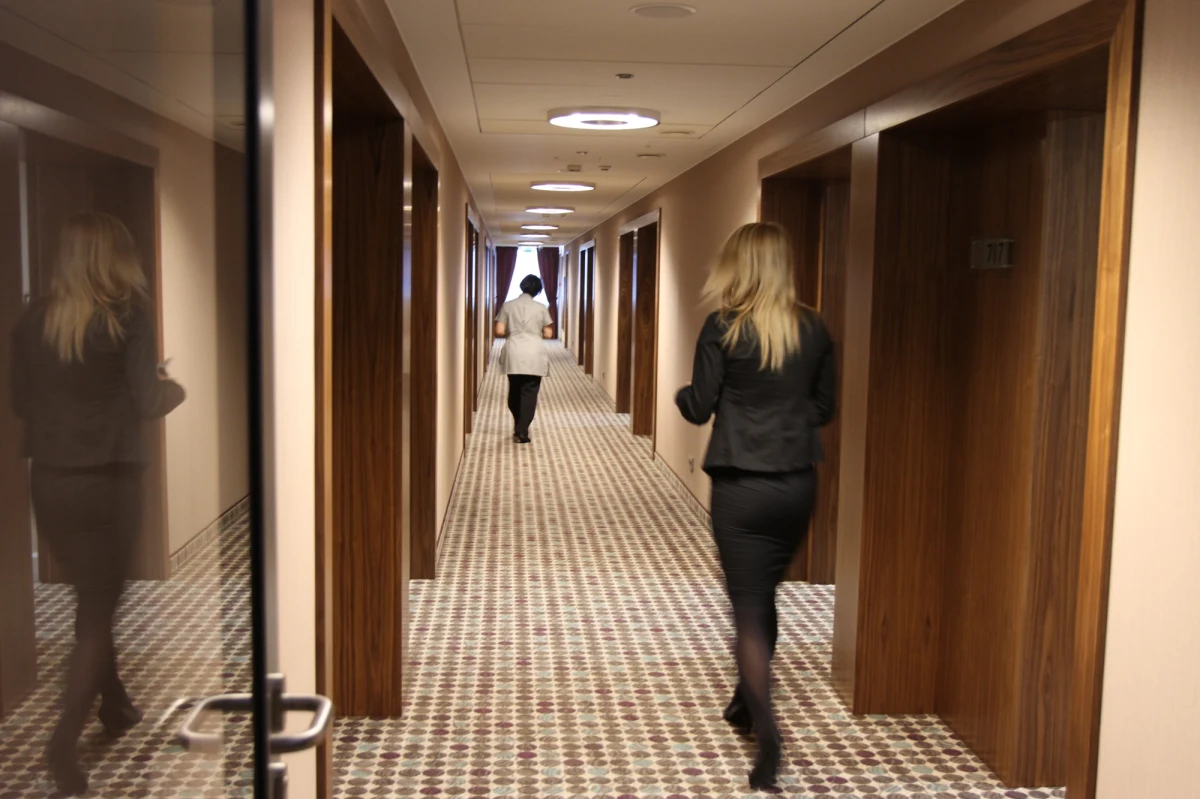 Zawaliła się jedna ze ścian nowo budowanego hotelu Hilton we Wrocławiu. Przyczyną był silny wiatr - poinformowała dolnośląska straż pożarna. 