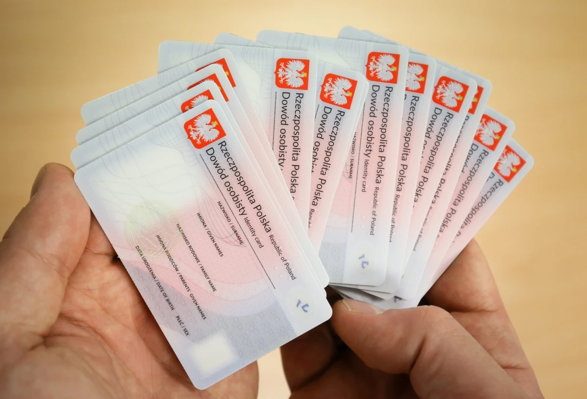 Poważny błąd nowego Systemu Rejestrów Państwowych. Jak ustalił reporter Grzegorz Kwolek, po wejściu w życie aplikacji "Źródło" mnożą się przypadki..."ożywiania" zmarłych. W rejestrach PESEL i rejestrach mieszkańców pojawiają się jako żywe osoby, których zgon stwierdzono kilka dni, a nawet kilka lat temu. 