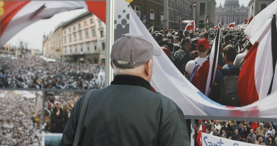 Ponad połowa Polaków (56 proc.) uważa, że pod wpływem przeżycia śmierci Jana Pawła II ludzie nie stali się lepsi. Przeciwnego zdania jest jedna trzecia ankietowanych (34 proc.) - wynika z najnowszego sondażu TNS Polska.