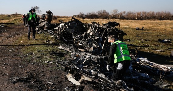 Holenderska prokuratura poszukuje na wschodniej Ukrainie świadków, którzy mogli widzieć wystrzelenie rakiety przeciwlotniczej Buk produkcji rosyjskiej w kierunku samolotu pasażerskiego Malaysian Airlines - Boeinga 777. Na pokładzie maszyny lecącej z Amsterdamu do Kuala Lumpur znajdowało się 298 pasażerów i członków załogi. Wszyscy zginęli. Dwie trzecie ofiar stanowili obywatele Holandii.