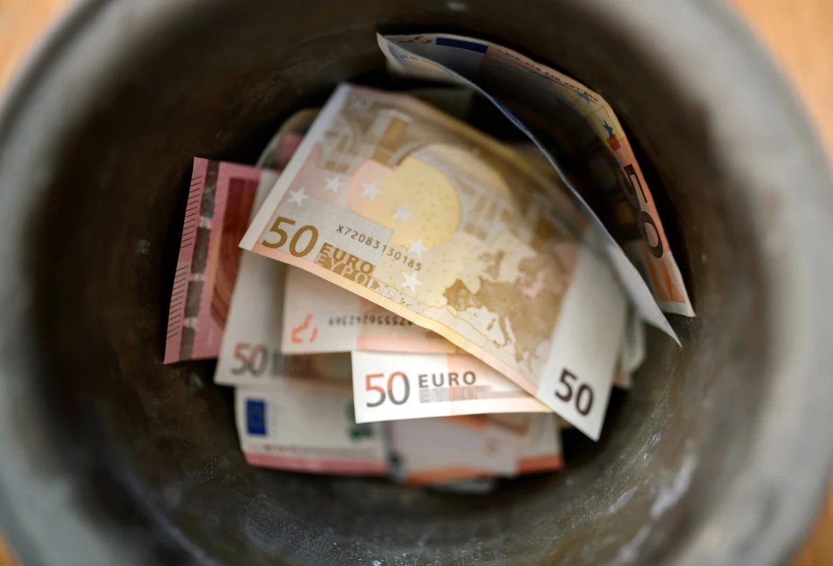 Jeszcze parę lat temu kusiła, wabiła i czarowała. Miała być jednym z ważnych i miłych kroków na polskiej drodze ku dobrobytowi i szczęśliwości. Dziś występuje w roli niechcianego podrzutka, gorącego kartofla, który w kampanii wyborczej przerzucany jest z ręki do ręki i do którego nikt nie chce się przyznać. Nawet Bronisław Komorowski, który nie tak dawno "ustami swemi" i swych ludzi, namawiał do szybkiego dążenia ku wejściu do strefy euro, mówi, że "nie ma dzisiaj tego tematu".