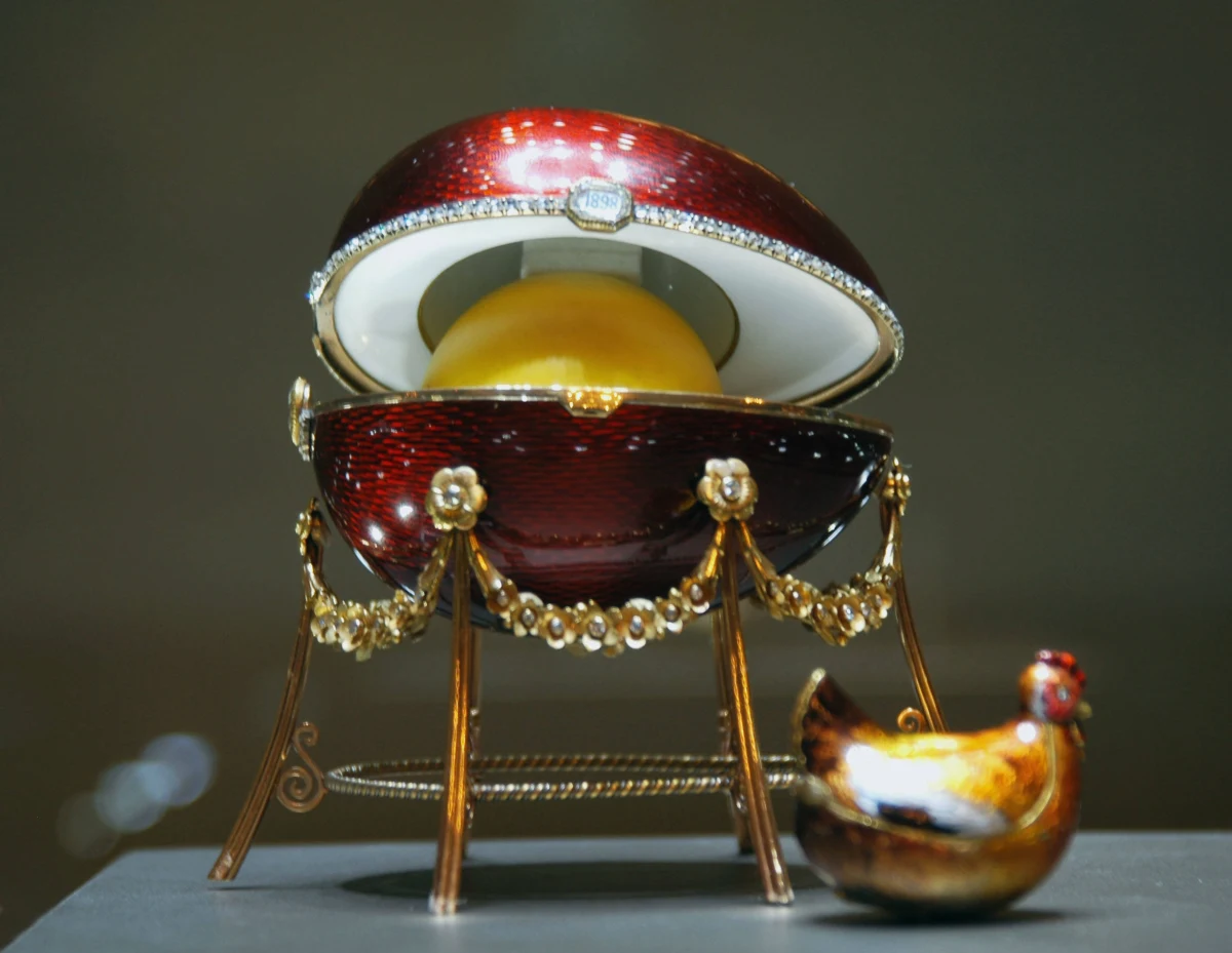 Z warsztatów Faberge wyszło 50 jaj imperialnych. Były one prezentami wielkanocnymi carów Aleksandra III i Mikołaja II dla żon. „Są symbolem przepychu, niczym więcej. Symbolem luksusu” –  mówi o nich w rozmowie z dziennikarzem RMF FM Geoffrey Munn z londyńskiego sklepu z antykami „Wartski”. Po Rewolucji Październikowej jaja Faberge zostały przejęte przez bolszewików, którzy postanowili wyprzedać część skarbów zrabowanych arystokracji. Część jaj przepadła, ale jak twierdzi Geoffrey Munn, wszystkie przetrwały. Kwestia gdzie są?