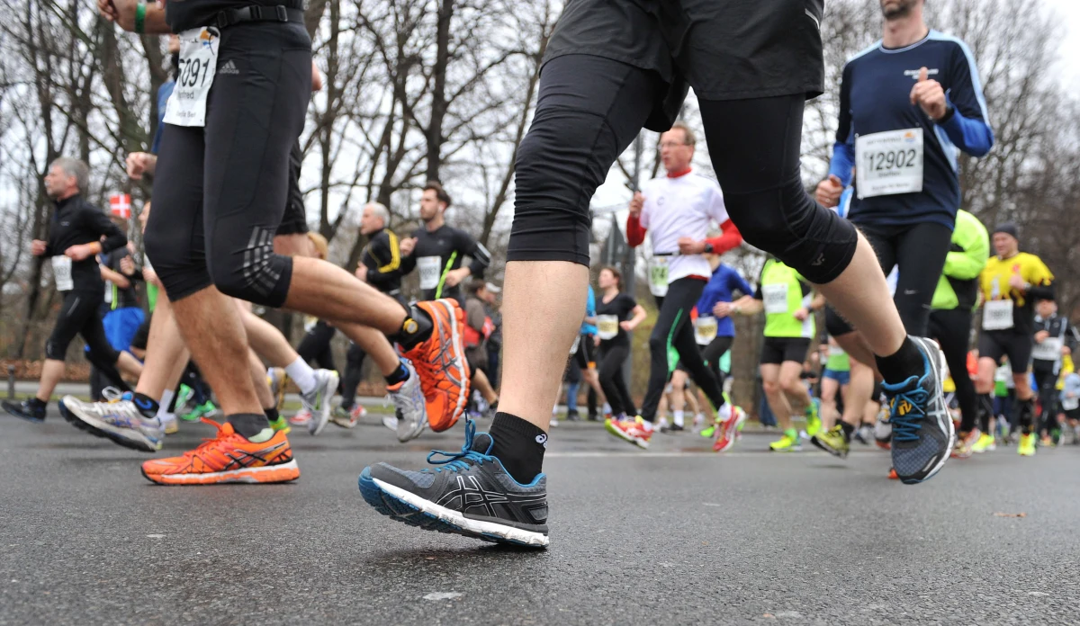 "Badanie wydolności dla biegacza to coś bezwzględnie koniecznego. Dzięki niemu wiem, na co stać mój organizm i od jakich obciążeń mogę rozpocząć przygodę z biegami" - mówi w rozmowie z reporterem RMF FM Bartłomiejem Paulusem profesor Jan Chmura, kierownik katedry motoryczności sportowca Akademii Wychowania Fizycznego we Wrocławiu. "Organizm jest wyposażony w wiele znakomitych mechanizmów adaptacyjnych. Jednym z najważniejszych jest przesuwanie bariery zmęczenia" - dodaje. Wspólnie przygotowujemy się do Krakowskich Spotkań Biegowych. Bądźcie z nami w Krakowie od 17 do 19 kwietnia.