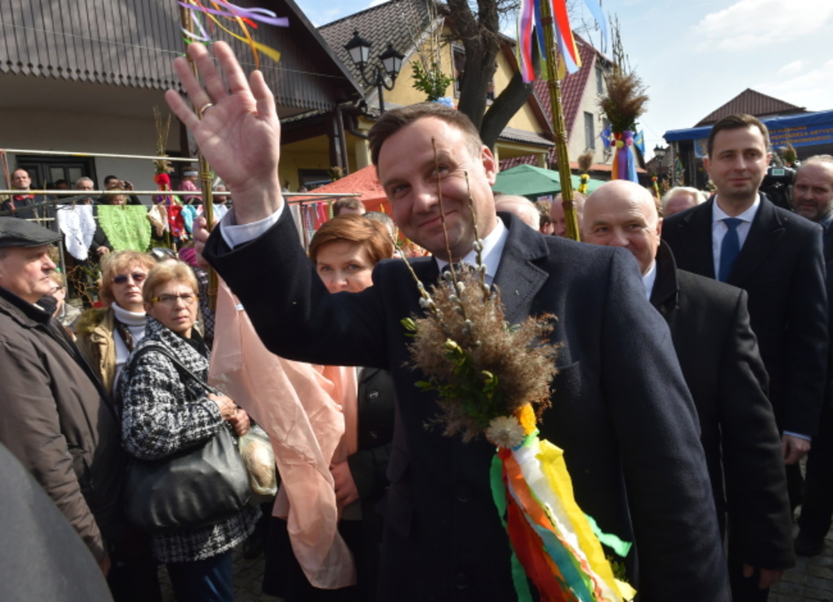 Stanisław Srokowski, rodem z wsi Hilcze na Podolu, zamieszkały we Wrocławiu, to człowiek wszechstronny – pisarz, poeta, dramaturg i krytyk literacki, a także tłumacz i nauczyciel. Z racji swego miejsca urodzenia specjalizuje się on w tematyce Kresów Wschodnich. Jego powieści „Ukraiński kochanek”, „Zdrada” i „Ślepcy idą do nieba” to prawdziwa saga kresowa. Z kolei na kanwie jego powieści „Nienawiść” reżyser Wojciech Smarzowski realizuje obecnie film o ludobójstwie na Wołyniu.  Srokowski jest też publicystą i uczestnikiem życia społecznego. Nic więc dziwnego, że sformułował on zestaw pytań do kandydatów na urząd Prezydenta RP. Cytuję (w zależności od adresata użyta jest forma „per Pan” lub „per Pani”.