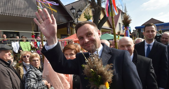 Stanisław Srokowski, rodem z wsi Hilcze na Podolu, zamieszkały we Wrocławiu, to człowiek wszechstronny – pisarz, poeta, dramaturg i krytyk literacki, a także tłumacz i nauczyciel. Z racji swego miejsca urodzenia specjalizuje się on w tematyce Kresów Wschodnich. Jego powieści „Ukraiński kochanek”, „Zdrada” i „Ślepcy idą do nieba” to prawdziwa saga kresowa. Z kolei na kanwie jego powieści „Nienawiść” reżyser Wojciech Smarzowski realizuje obecnie film o ludobójstwie na Wołyniu.  Srokowski jest też publicystą i uczestnikiem życia społecznego. Nic więc dziwnego, że sformułował on zestaw pytań do kandydatów na urząd Prezydenta RP. Cytuję (w zależności od adresata użyta jest forma „per Pan” lub „per Pani”.