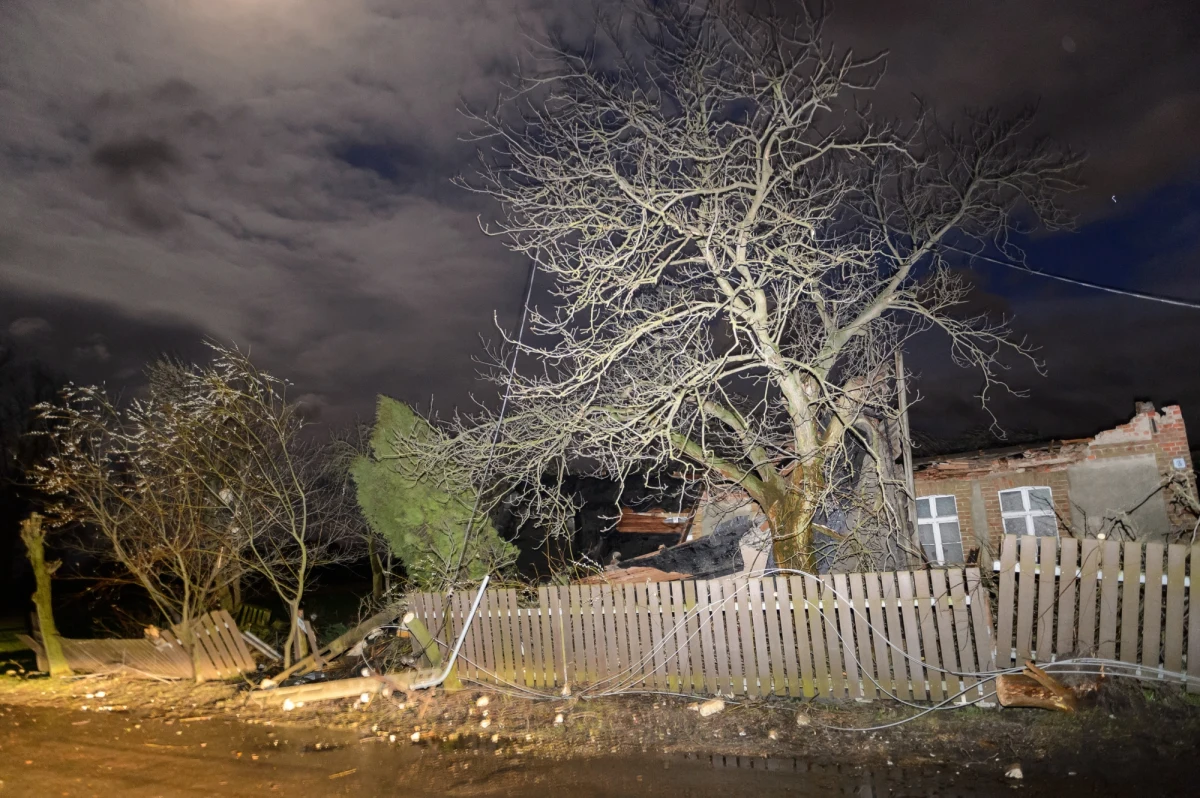 Przygięte do ziemi słupy, zerwane linie energetyczne, zerwane dachy, porozrzucane po polach fragmenty budynków - tak wygląda wielkopolskie Olszewo, gdzie we wtorek po południu przeszła trąba powietrzna. Przed silnymi wichurami ostrzeżenie dla kilku województw wydał Instytut Meteorologii i Gospodarki Wodnej. 