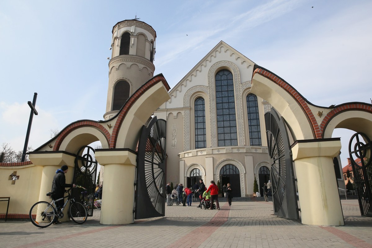 ​W środę Wielkiego Tygodnia chrześcijanie wspominają dzień, w którym Judasz za trzydzieści srebrników sprzedał Jezusa Chrystusa. I to właśnie wokół postaci apostoła-zdrajcy koncentrują się najważniejsze obyczaje związane z Wielką Środą. W wielu regionach Polski pojawił się - dziś już zakazany - zwyczaj nazywany "judaszkami". 