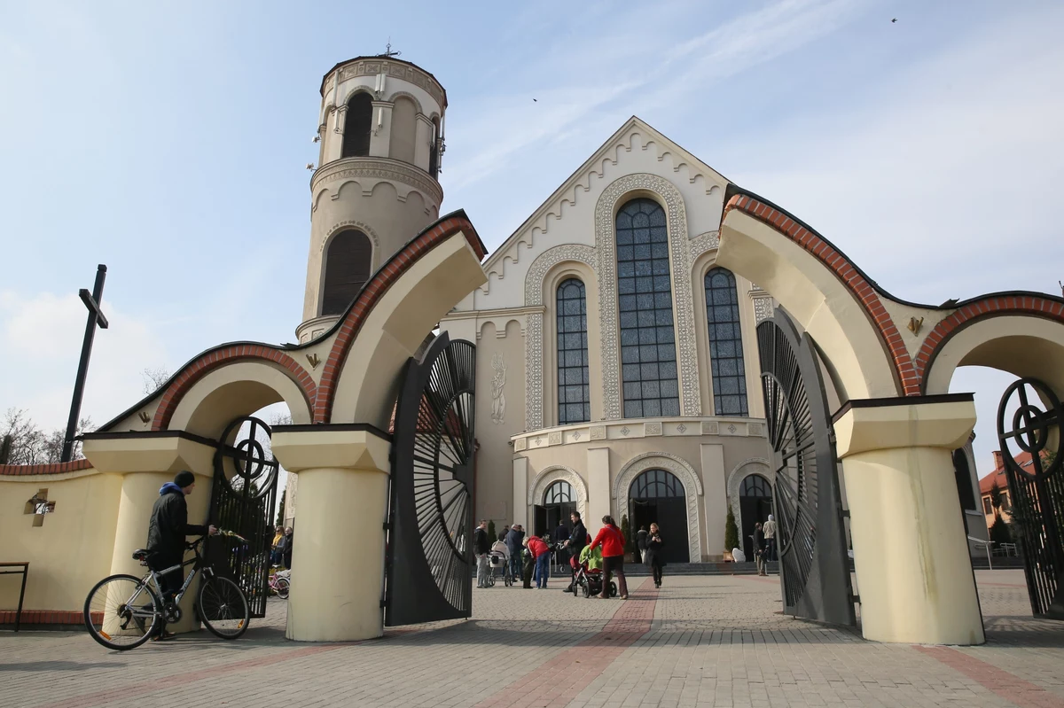 ​W środę Wielkiego Tygodnia chrześcijanie wspominają dzień, w którym Judasz za trzydzieści srebrników sprzedał Jezusa Chrystusa. I to właśnie wokół postaci apostoła-zdrajcy koncentrują się najważniejsze obyczaje związane z Wielką Środą. W wielu regionach Polski pojawił się - dziś już zakazany - zwyczaj nazywany "judaszkami". 