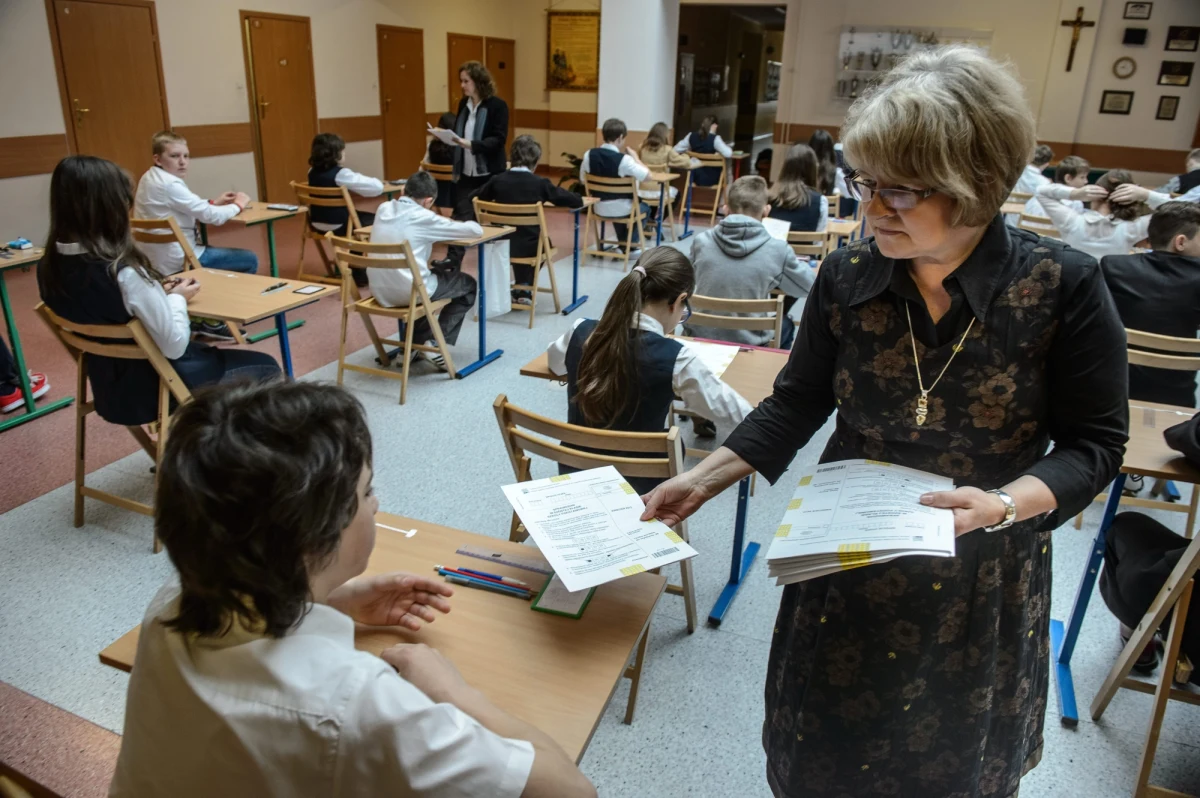Niemal 350 tys. uczniów klas szóstych przystąpiło dziś do swojego pierwszego poważnego egzaminu. W tym roku test miał nową formułę. Wyniki uczniowie poznają 29 maja. A już dzisiaj na RMF 24 będzie można sprawdzić arkusze i propozycje odpowiedzi przygotowane przez ekspertów!