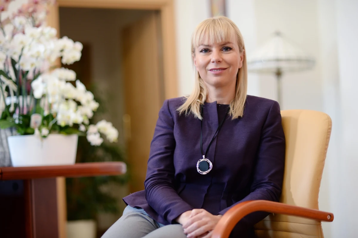 Pierwsza konferencja prasowa Elżbiety Bieńkowskiej w Komisji Europejskiej. Pretekstem było wydarzenie, które miało miejsce… 4 dni temu, ale wyniesienie przez rosyjską rakietę unijnych satelitów to sukces, którym warto się pochwalić nawet z opóźnieniem. Bieńkowska  zaraz po objęciu swojej funkcji w listopadzie zeszłego roku podpadła. Zraziła sobie urzędników Komisji Europejskiej bo zarzuciła im nieróbstwo i porównała do polskiej administracji z lat 90. 