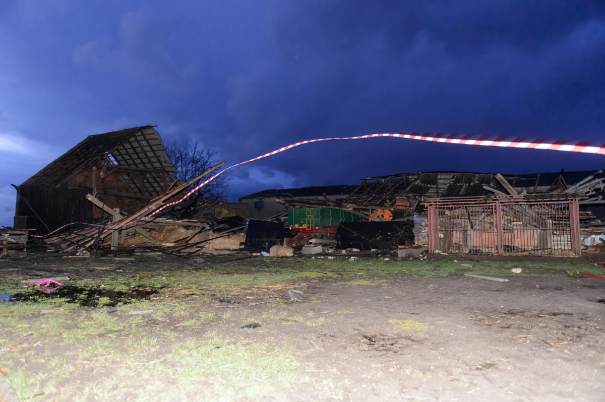 Silne wichury przechodzą nad Polską. W ciągu minionej doby strażacy interweniowali 2,5 tysiąca razy. Najbardziej potrzebni byli w Lubuskiem i Wielkopolsce. W tym drugim regionie, w okolicach Środy Wielkopolskiej, szkody spowodowała trąba powietrzna. Z kolei dwie osoby zostały ranne na Dolnym Śląsku w miejscowości Sokołowsko. Tam na samochód przewróciło się drzewo. 