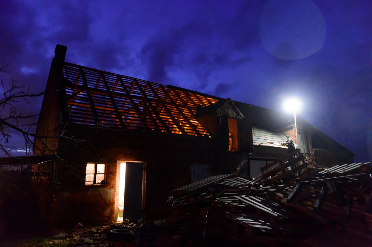 Aż 65 tysięcy domów nie ma prądu - wylicza Rządowe Centrum Bezpieczeństwa. Przechodzące nad Polską wichury zrywają sieci elektroenergetyczne.