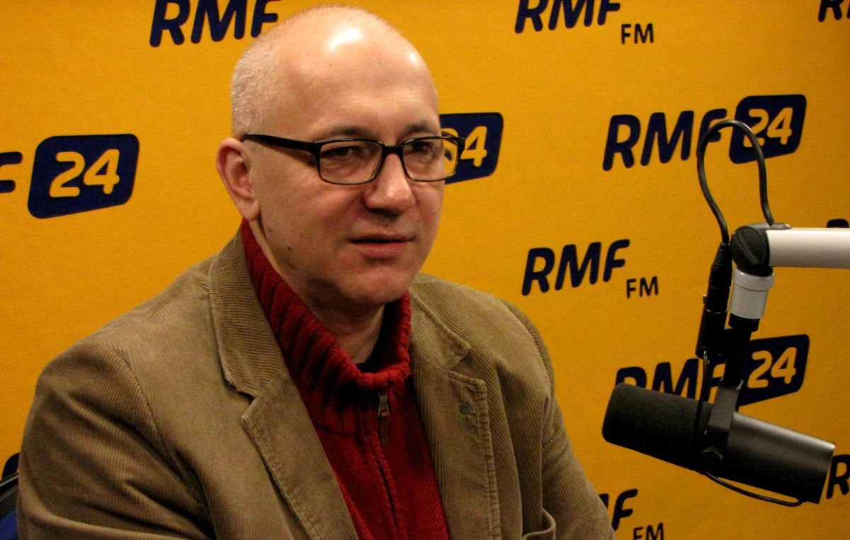 "Wstydzę się, że dożyliśmy czasów, że premier ściąga ludzi po to, żeby przez 10 minut posłuchać o złej, radykalizującej się opozycji" - mówi w Kontrwywiadzie RMF FM, o podsumowaniu półrocza rządu Ewy Kopacz, poseł PiS Joachim Brudziński. Jego zdaniem "PO ma w sobie tyle bezczelności, żeby stanąć przez opinią publiczną i po podniesieniu wieku emerytalnego, usilnych próbach wprowadzenia euro, po wydojeniu kieszeni ponad 0,5 mln Polaków dzisiaj nagle dowiadujemy się, że za wszystko odpowiada opozycja". Brudziński dodaje, że Ewa Kopacz, jako marszałek Sejmu "pełna miłości i pokoju zwracała się do opozycji: szubrawcy, hieny cmentarne. To jest język miłości PO". "Dzięki Andrzejowi Dudzie nasze skrzydła rosną. Płyniemy, fruniemy - czuć moc" - ocenia. Dymisja premiera? "Po co urządzać szopki z żądaniem dymisji?  Za pół roku Polacy zadecydują" - mówi poseł. "Mam nadzieję, że nie będzie kompromitacji, o jakiej wczoraj mówiła NIK i że już nikt nie będzie mówił o tkwiących w odmętach szaleństwa tych, którzy podważają wynik wyborów" - komentuje Brudziński.