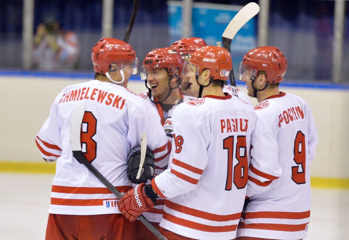 26 zawodników liczyć będzie hokejowa reprezentacja Polski na dwa wyjazdowe towarzyskie spotkania z Wielką Brytanią - podał serwis PZHL.tv. Biało-czerwoni zmierzą się z Brytyjczykami 9 kwietnia w Nottingham i dzień później w Coventry. Będzie to dla nich ostatni test przed zbliżającymi się MŚ Dywizji IA w Krakowie.
