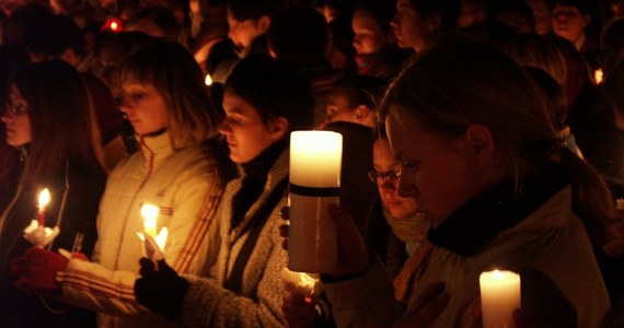 "Nasz Ojciec Święty Jan Paweł II powrócił do domu Ojca". 10 lat temu te słowa padły na Placu św. Piotra z ust ówczesnego arcybiskupa Leonardo Sandriego. W sobotę 2 kwietnia 2005 roku o godzinie 21:37 w Pałacu Apostolskim zmarł papież Polak. Jego pontyfikat trwał 26 lat.