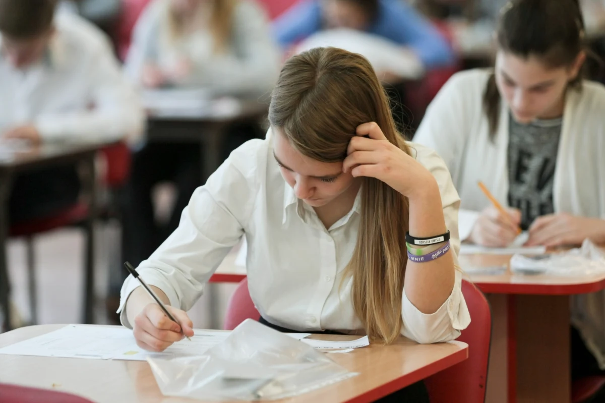 Niemal 350 tys. uczniów klas szóstych przystąpiło dziś do swojego pierwszego poważnego egzaminu. W tym roku test miał nową formułę. Wyniki uczniowie poznają 29 maja. A już teraz na RMF 24 publikujemy arkusze zadań oraz propozycje odpowiedzi przygotowane przez ekspertów!