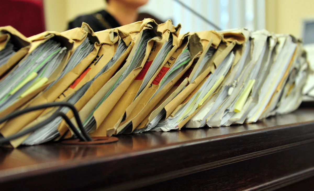 Nie będzie paraliżu sądów, nie będzie tysięcy wniosków o połączenie kar i uniewinnień - Ministerstwo Sprawiedliwości zapewnia, że nowa - wchodząca w życie od lipca - procedura karna nie spowoduje chaosu w sądach. 