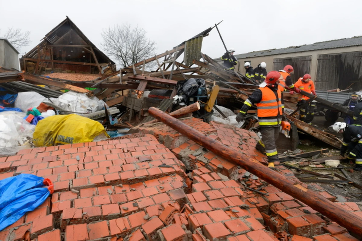 16 tysięcy domów wciąż nie ma prądu. To najnowszy bilans strat po wczorajszych wichurach.