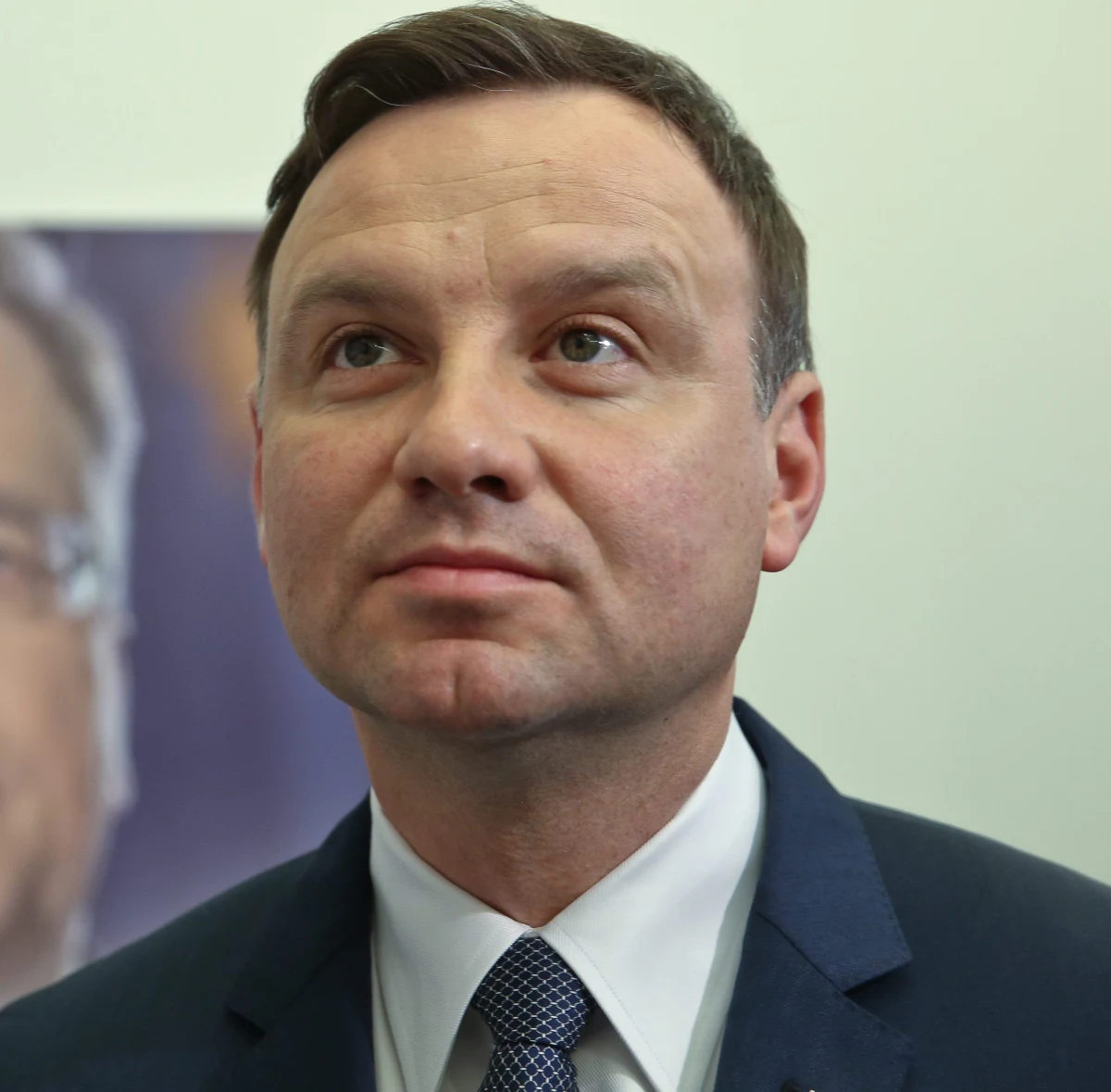 Władze krakowskiej Akademii Górniczo-Hutniczej upomniały matkę Andrzeja Dudy po ujawnieniu przez „Fakt” informacji, że w czasie zajęć ze studentami zbierała ona podpisy na listach poparcia dla swojego syna. „Rektor AGH prof. Tadeusz Słomka przeprowadził dziś rozmowę dyscyplinującą z Panią Profesor, w której uświadomił Pani Profesor, że tego typu zachowanie jest, w opinii władz uczelni, nieetyczne” - czytamy w komunikacie opublikowanym przez uczelnię.