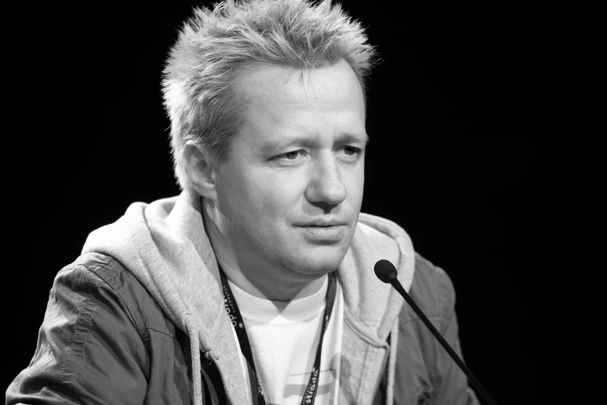 "Był człowiekiem, który zauważał nowe trendy w muzyce, doskonale pamiętamy słynnego "mop mena" w kilku pierwszych edycjach "Idola", gdzie łowił nowe talenty" - tak Roberta Leszczyńskiego wspomina Darek Maciborek, gospodarz "POPlisty" w RMF FM. Robert Leszczyński, dziennikarz i krytyk muzyczny miał 48 lat. Zmarł 1 kwietnia w Warszawie.