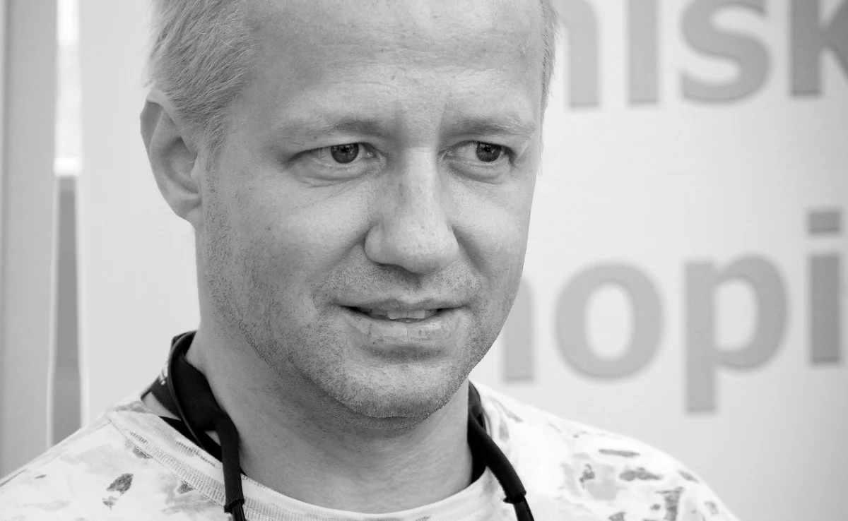 Robert Leszczyński nie żyje. Znany dziennikarz i krytyk muzyczny, zmarł dziś w wieku 48 lat. "Był człowiekiem, który zauważał nowe trendy w muzyce, doskonale pamiętamy słynnego "mop mena" w kilku pierwszych edycjach "Idola", gdzie łowił nowe talenty" - w ten sposób wspominał go Darek Maciborek, dziennikarz i gospodarz "POPlisty" w RMF FM.