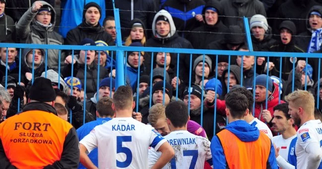 Zawodnicy Lecha Poznań tłumaczą się swoim kibicom z porażki z Błękitnymi Stargard Szczeciński w pierwszym meczu półfinałowym piłkarskiego Pucharu Polski