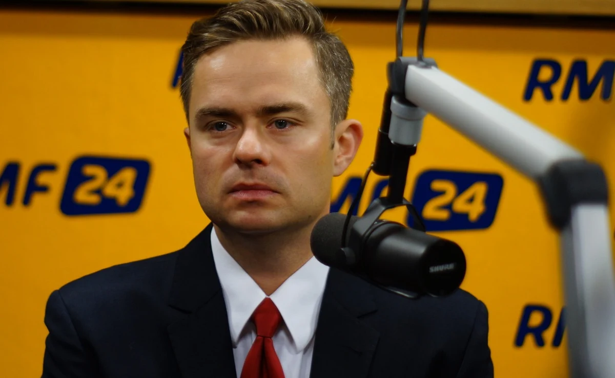 Polityczny nieboszczyk? „Ledwo, ale dycha. Odruchy życia są, więc być może reanimacja jest możliwa” – mówi w Kontrwywiadzie RMF FM były rzecznik PiS, poseł niezrzeszony Adam Hofman. „Nigdy nie mówiłem, że czuję się święty. Żałuję, że tak się stało. Gdybym mógł cofnąć czas, to nigdy bym tak nie postąpił. Myślę o sobie, jako  o kimś, z kogo zrobiono symbol obciachu. Walczę z tym, żeby nim nie zostać” – odpowiada Hofman pytany o tzw. aferę madrycką. Dlaczego nie oddał mandatu poselskiego? „Nie ma takiej potrzeby, ani nie ma takich okoliczności” – komentuje. Poseł cieszy się, że Prawo i Sprawiedliwość dobrze sobie bez niego radzi, ale „po wynikach ich poznacie”. „Nie stoję w pozycji proszalnego dziada i wyobrażam sobie życie poza polityką. Jeśli tak będzie, to tak będzie” – mówi były poseł PiS. Wybory parlamentarne? „Jeśli nie będzie możliwości startowania z rozsądnej propozycji, to nie będę startował” – odpowiada Adam Hofman.