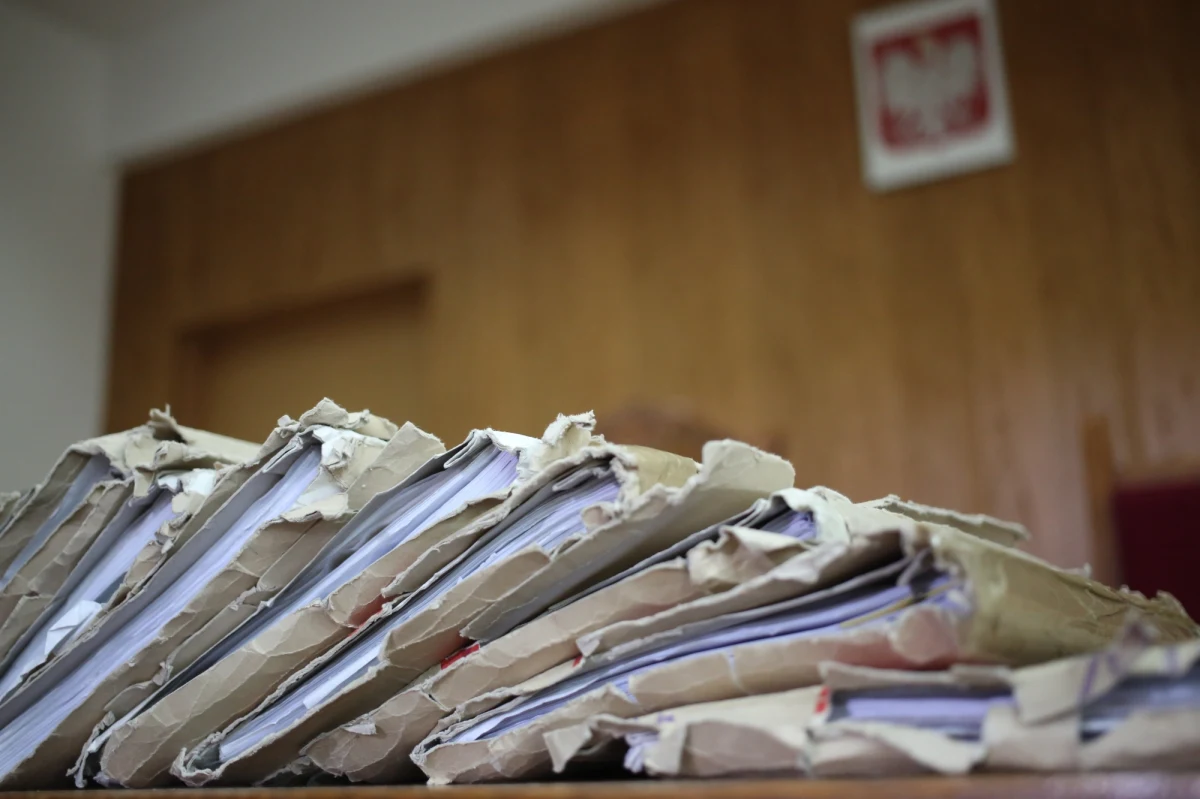 Sąd Okręgowy w Białymstoku utrzymał karę dla urzędniczki za "mobbingowanie i naruszenie godności pracowników". Kobieta była szefową jednego z departamentów urzędu miejskiego. Została skazana na pół roku ograniczenia wolności i prace społeczne po 20 godz. miesięcznie. Z kolei prezydent Białegostoku zapowiada, że skazana straci pracę. 