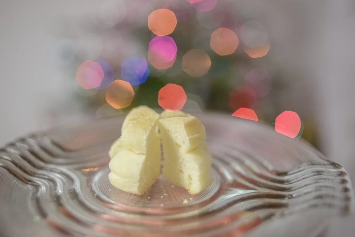 ​Tuż przed świętami wielkanocnymi mieszkający w Szwajcarii Włoch przewoził pudło po tradycyjnym cieście bożonarodzeniowym, panettone. Wzbudziło to podejrzenia włoskiej Gwardii Finansowej, która znalazła w środku ćwierć miliona euro. Wszystko wskazuje na to, że przedsiębiorca budowlany zamierzał wywieźć te pieniądze z Włoch do Szwajcarii. 