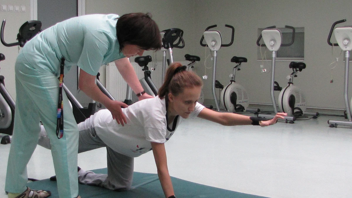 "Zmieniłam podejście do ludzi. Naprawdę można na nich polegać" - mówi cudem uratowana w lutym spod lawiny 25-latka. Kobieta spędzi święta w ośrodku rehabilitacyjnym. "Na razie muszę nad sobą popracować, doprowadzić się do sprawności fizycznej" - podkreśla w rozmowie z reporterem Maciejem Grzybem pani Katarzyna, mieszkanka Bochni. I dodaje: "Ale jeszcze wrócę w góry".