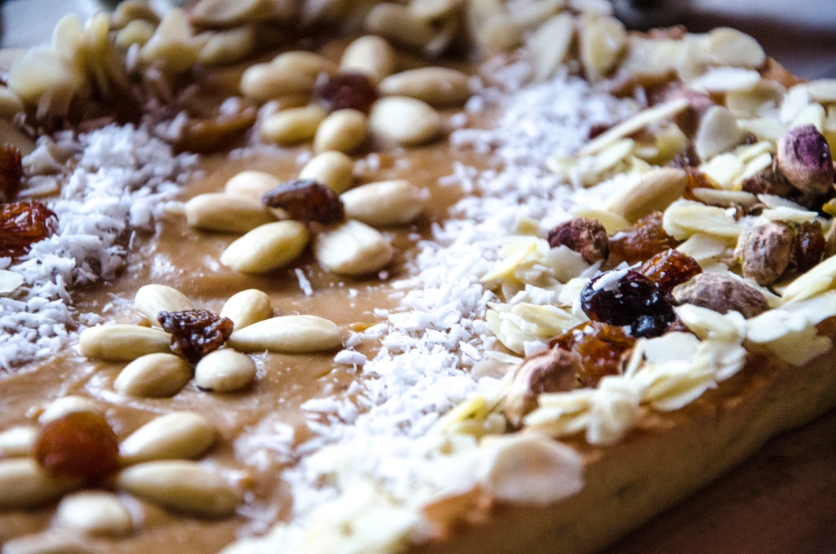 Słodki i kremowy mazurek - z bakaliami, które pięknie wyglądają i równie wspaniale smakują. Warto dodać do niego zwłaszcza pistacji - ich słoność komponuje się z kajmakiem idealnie. 