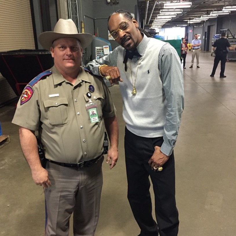 Zdjęcie funkcjonariusza Billy'ego Spearsa ze Snoop Doggiem obiegło cały świat, jednak nie spodobało się przełożonym policjanta, którzy postanowili nałożyć na niego naganę. 