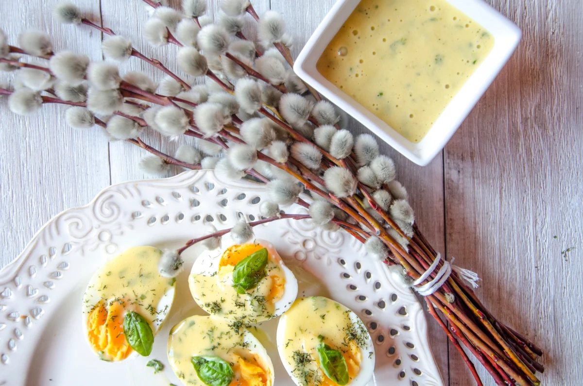 Domowy majonez na wielkanocnym stole? Czemu nie! Jest lżejszy, zdrowszy i smaczniejszy. W dodatku robi się go naprawdę prosto i szybko. 