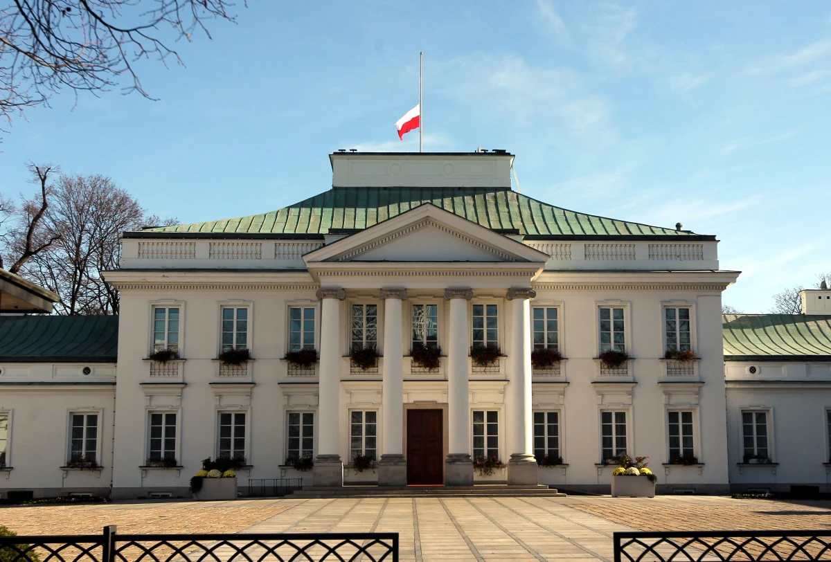 Jest pierwszy, nieprawomocny wyrok w sprawie grudniowej stłuczki mercedesa BOR wiozącego Bronisława Komorowskiego. Kobieta, ukarana przez Sąd Rejonowy dla Warszawy Śródmieście mandatem w wysokości 600 zł, ujawnia swoją tożsamość w rozmowie z RMF FM. "Czuję się kozłem ofiarnym" - mówi piosenkarka Natalia Arnal. I wysyła list otwarty do Bronisława Komorowskiego, w którym oskarża go, "że pozostał obojętny na ludzką krzywdę", czyli cierpienie jej i jej dziecka, a wyrok sądu jest próba zatarcia odpowiedzialności oficera BOR, który kierował limuzyną.