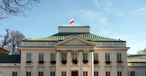 Jest pierwszy, nieprawomocny wyrok w sprawie grudniowej stłuczki mercedesa BOR wiozącego Bronisława Komorowskiego. Kobieta, ukarana przez Sąd Rejonowy dla Warszawy Śródmieście mandatem w wysokości 600 zł, ujawnia swoją tożsamość w rozmowie z RMF FM. "Czuję się kozłem ofiarnym" - mówi piosenkarka Natalia Arnal. I wysyła list otwarty do Bronisława Komorowskiego, w którym oskarża go, "że pozostał obojętny na ludzką krzywdę", czyli cierpienie jej i jej dziecka, a wyrok sądu jest próba zatarcia odpowiedzialności oficera BOR, który kierował limuzyną.