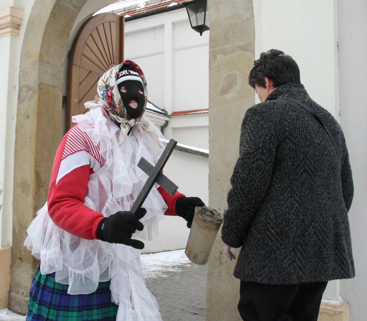Co mieszkańcy Krakowa i okolic robią w Lany Poniedziałek? Zarówno miejscowi, jak i turyści wybierają się na tradycyjny Emaus, czyli odpust przy klasztorze sióstr norbertanek na krakowskim Salwatorze. Inna znana w Małopolsce tradycja to oglądanie tego, co robi Siuda Baba. W tym roku po raz pierwszy w historii pojawi się ona nie tylko w Wieliczce. Namówiona przez dziennikarzy RMF FM i Centrum Kultury i Turystyki w Wieliczce po raz pierwszy wyjedzie poza swoją "rodzinną" miejscowość.