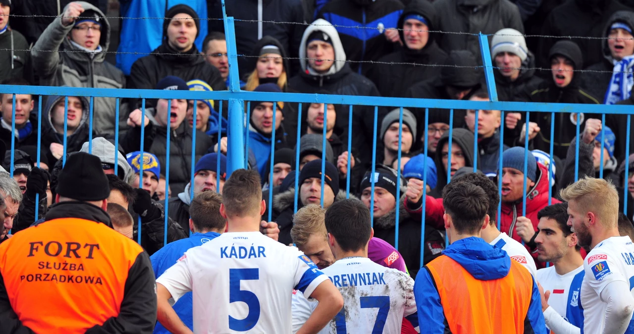 Piłkarze Lecha tłumaczą się swoim kibicom z porażki z Błękitnymi Stargard Szczeciński