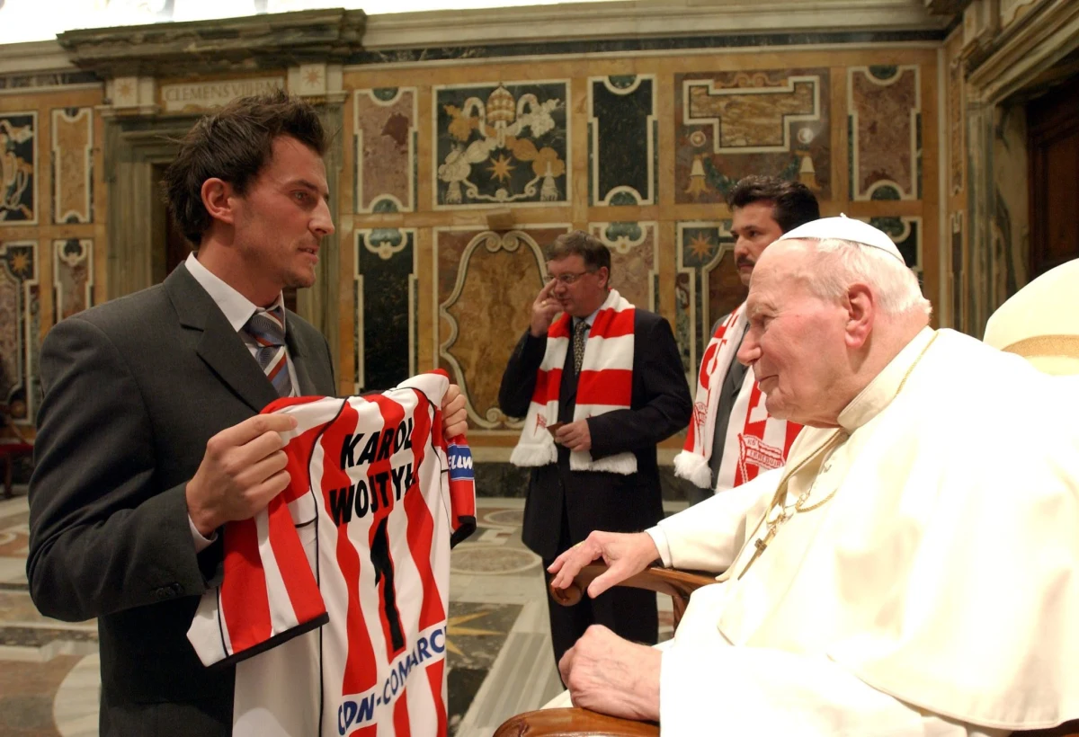 Kibice Wisły nigdy nie chcieli się z tym pogodzić, ale zmarły 10 lat temu papież Jan Paweł II był zawsze sympatykiem jej wielkiej rywalki z drugiej strony Błoń - Cracovii. Kiedy spytano Go (już jako Ojca Świętego), dlaczego wybrał właśnie ten klub, odpowiedział: „Po prostu trudno było oprzeć się tej nazwie”.