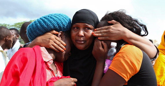 W kenijskiej Garissie wciąż słychać krzyki rodzin tych, którzy zostali zabici w ataku na uniwersytet. Na ulicy przez kilkanaście godzin leżały ciała zastrzelonych. Ofiary miały rany głowy. Napastnicy strzelali do nich od tyłu. Najpierw jednak wybierali tych, którzy są chrześcijanami. Telewizja CNN i agencja Reutera dotarła do świadków czwartkowej masakry. Ich relacje mrożą krew w żyłach.