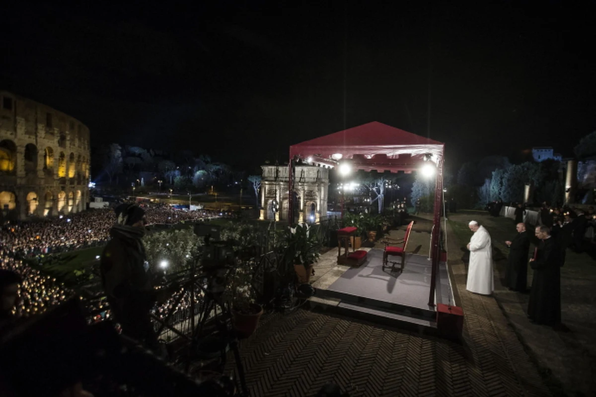 Prześladowania chrześcijan na świecie, nadużycia wobec dzieci, kara śmierci i wizja ubogiego Kościoła dla ubogich - to tematy rozważań Drogi Krzyżowej w rzymskim Koloseum. Przewodniczył jej papież Franciszek.  