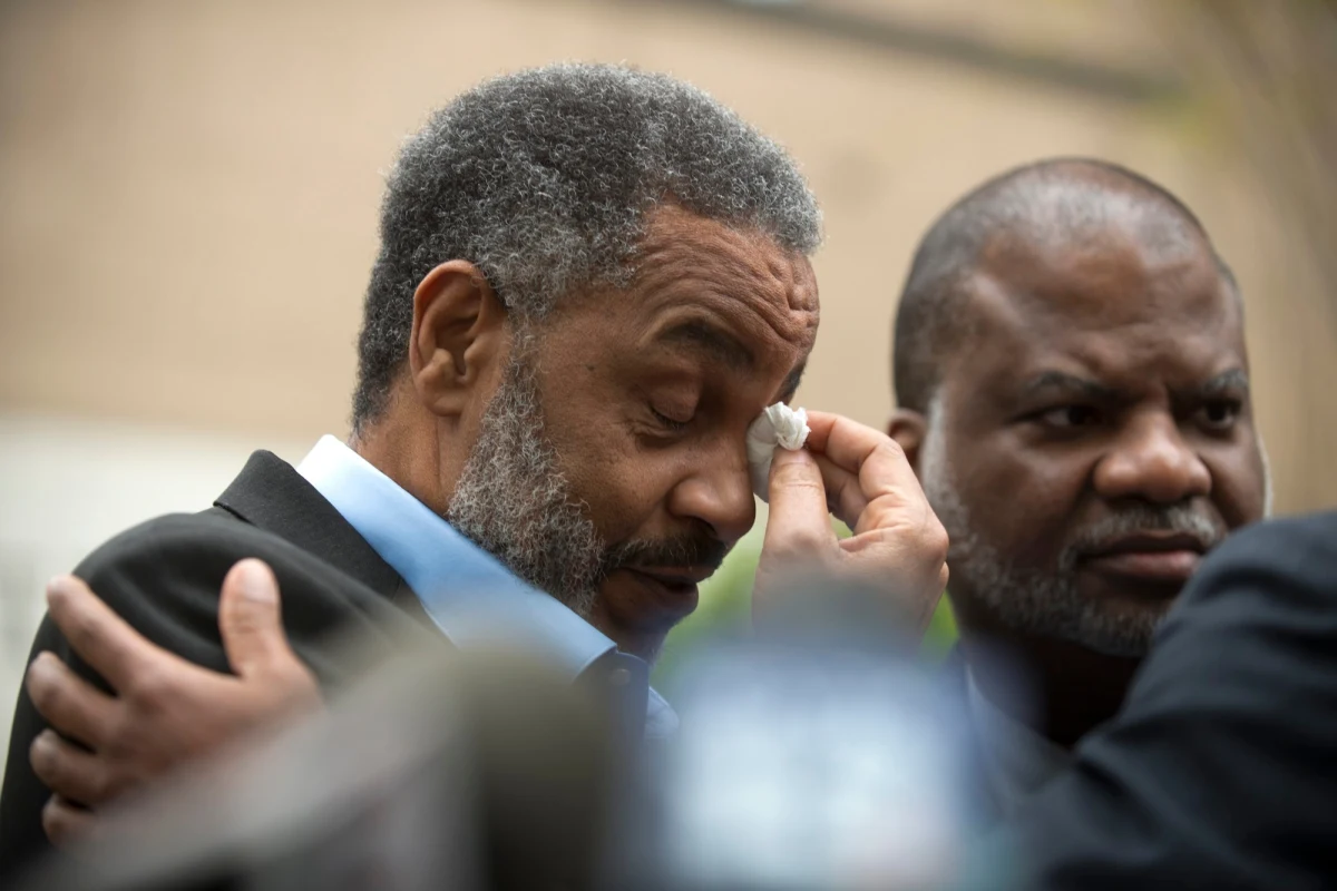 58-letni obecnie Ray Hinton wyszedł na wolność z więzienia w Birmingham, w amerykańskim stanie Alabama. Spędził w nim 30 lat w oczekiwaniu na wykonanie kary śmierci za podwójne zabójstwo, którego - jak w końcu ustalono - nie można mu udowodnić. 